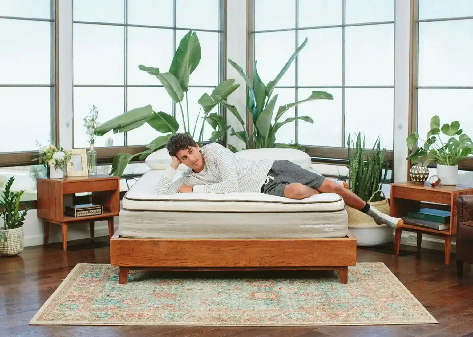 Nest Owl Hybrid Latex mattress in a bedroom